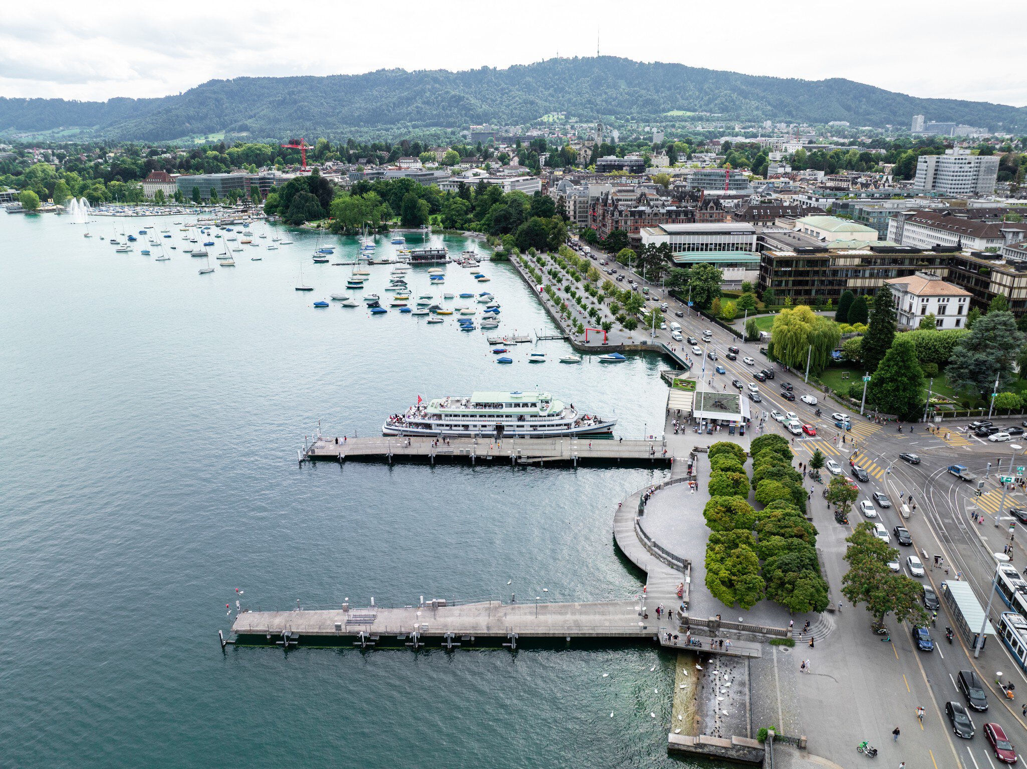 Bürkliterrasse – Zurich's Front Row Seat by the Lake 