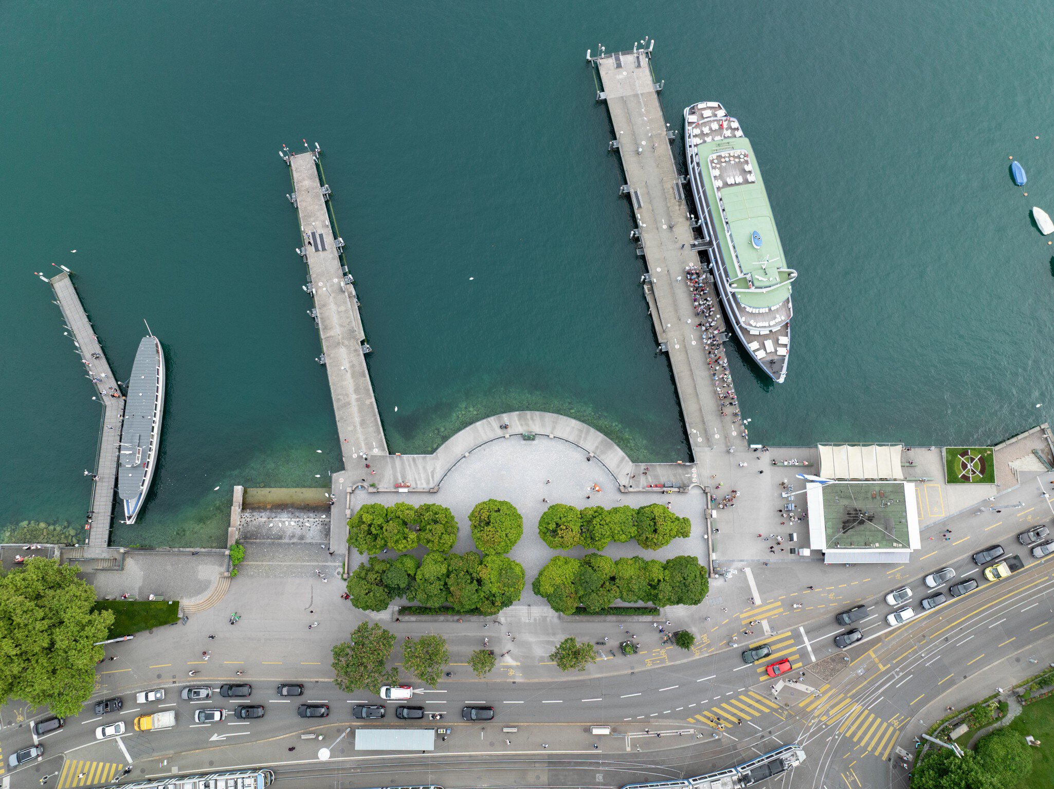 Bürkliterrasse – Zurich's Front Row Seat by the Lake 