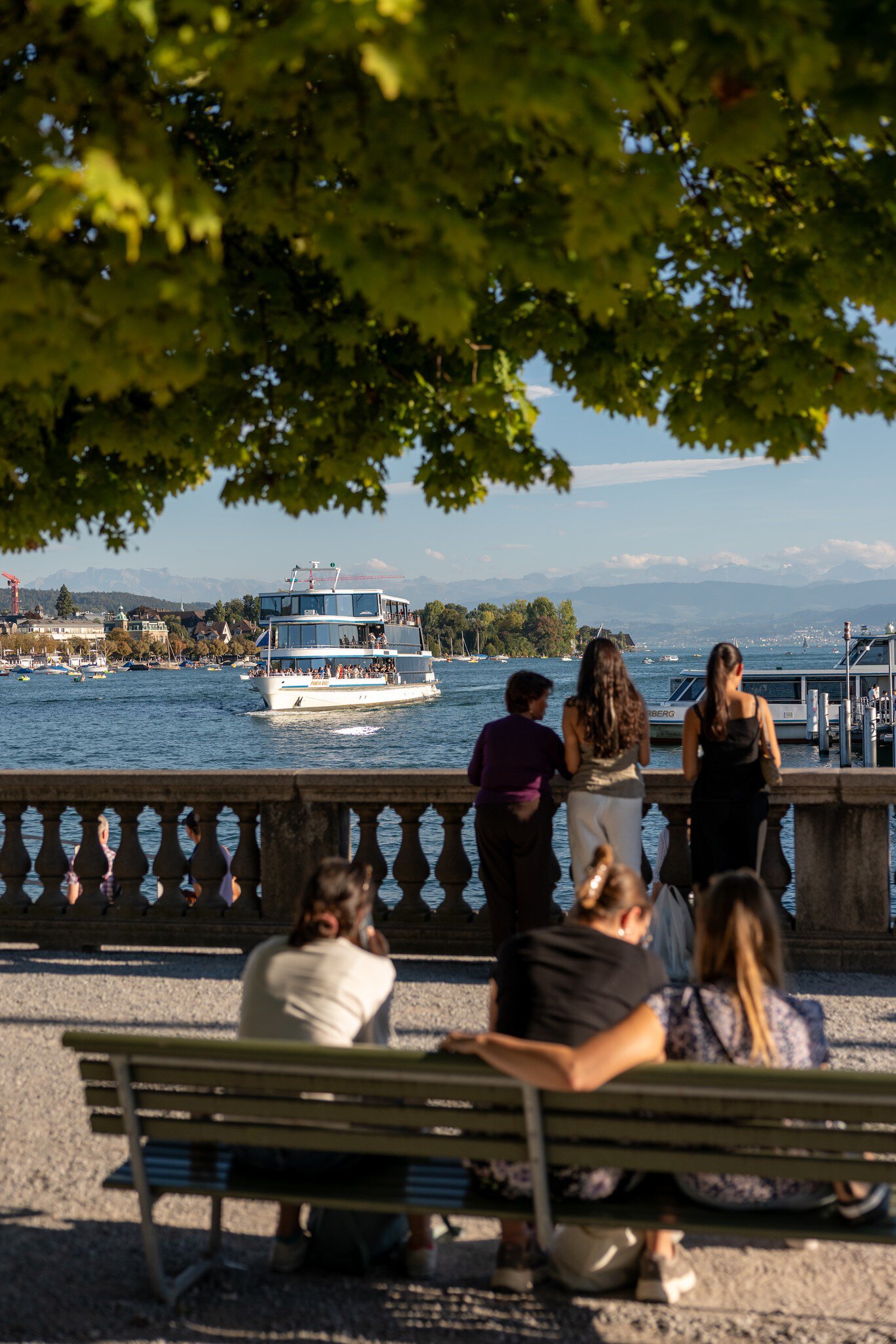 Bürkliterrasse – Zurich's Front Row Seat by the Lake 